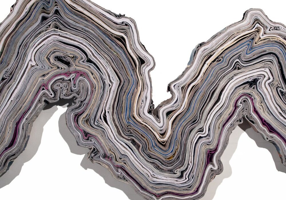 Jessica Drenk transforma papel usado em obras de arte que lembram rochas estriadas e formações geológicas