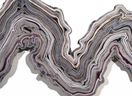 Jessica Drenk transforma papel usado em obras de arte que lembram rochas estriadas e formações geológicas