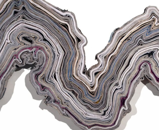 Jessica Drenk transforma papel usado em obras de arte que lembram rochas estriadas e formações geológicas