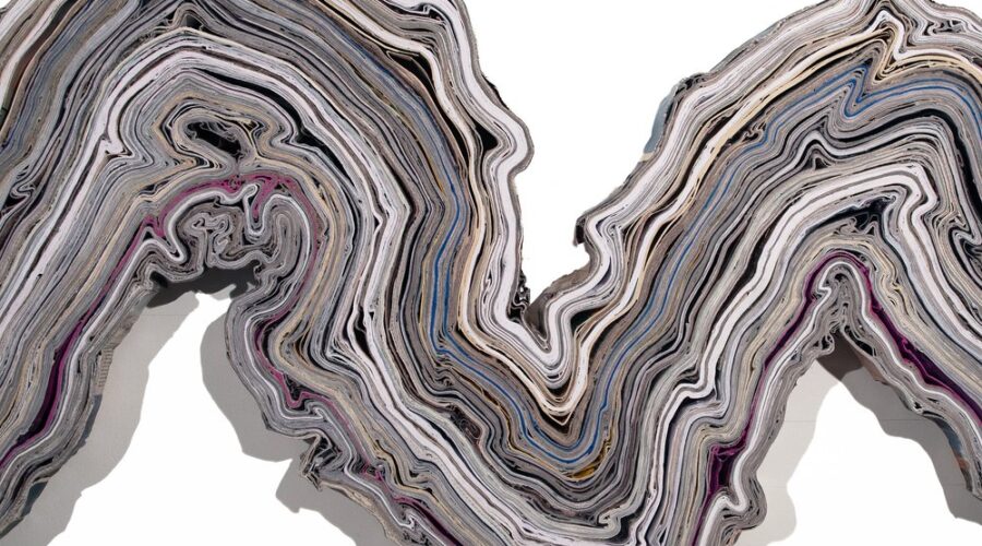 Jessica Drenk transforma papel usado em obras de arte que lembram rochas estriadas e formações geológicas