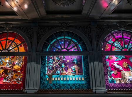Edinas Paper traz a magia das férias para as vitrines de Natal da Fortnum & Mason