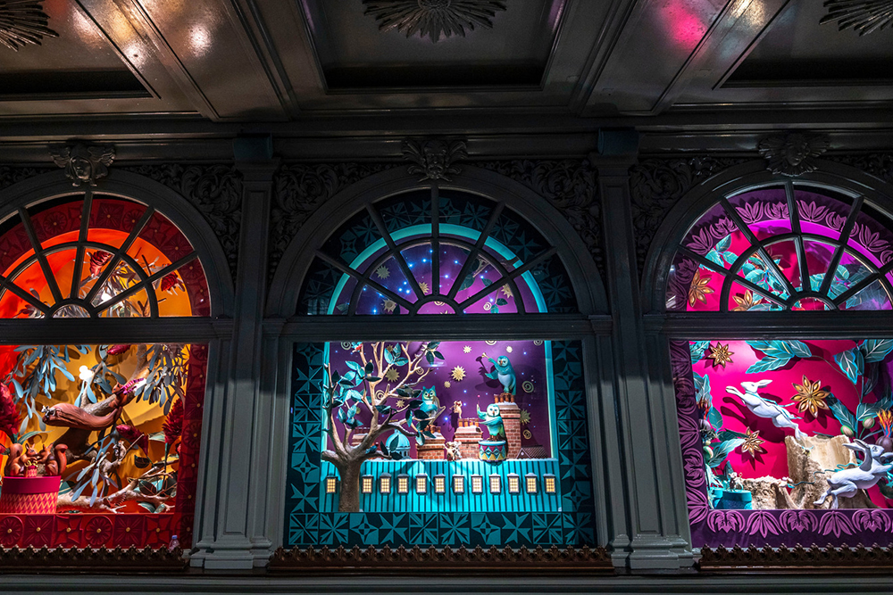 Edinas Paper traz a magia das férias para as vitrines de Natal da Fortnum & Mason