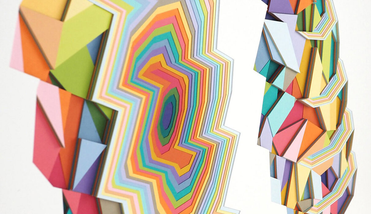 Huntz Liu constrói suas obras geométricas em papel por meio de camadas e remoção