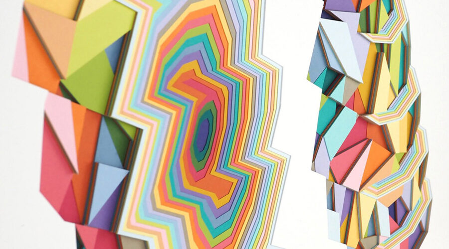 Huntz Liu constrói suas obras geométricas em papel por meio de camadas e remoção