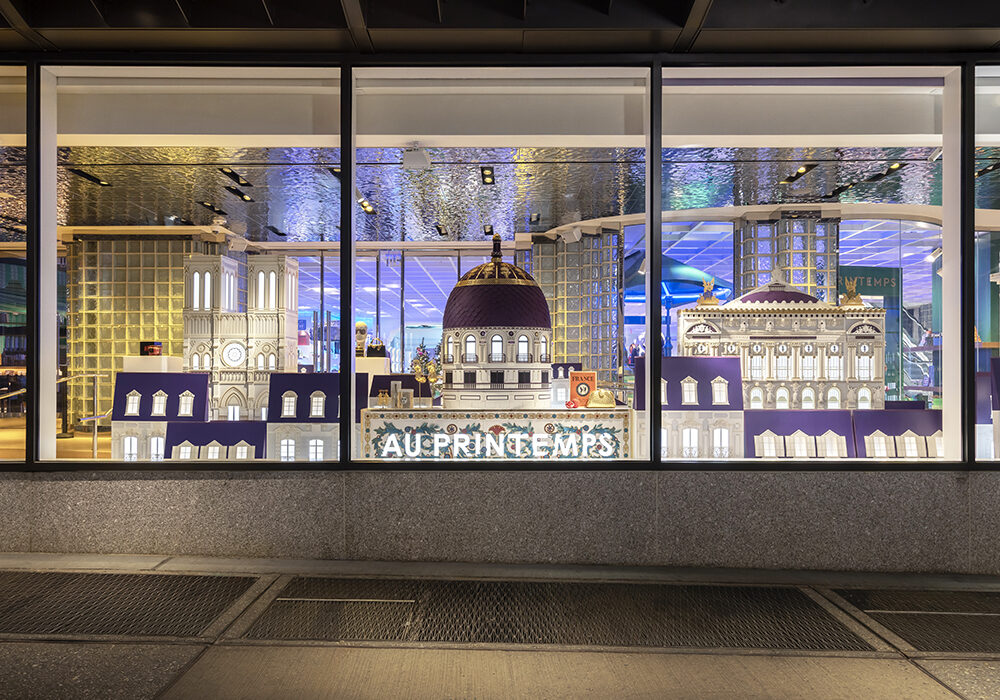 Paris chega a Nova York: janelas de férias da Printemps em 1 Wall Street por Edinas Paper