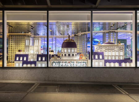 Paris chega a Nova York: janelas de férias da Printemps em 1 Wall Street por Edinas Paper
