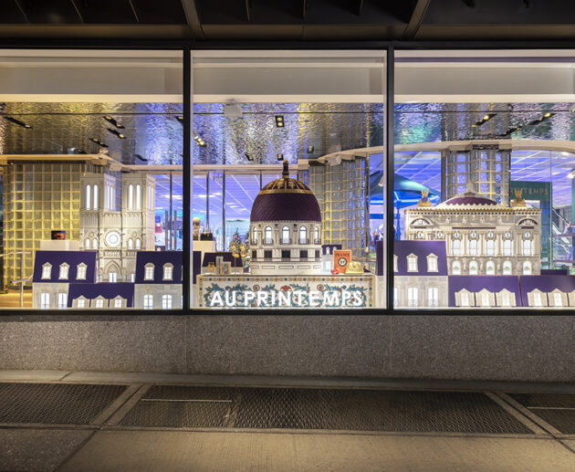 Paris chega a Nova York: janelas de férias da Printemps em 1 Wall Street por Edinas Paper